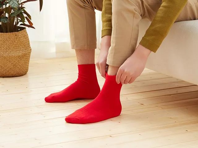 新年穿红袜子红红火火一整年
