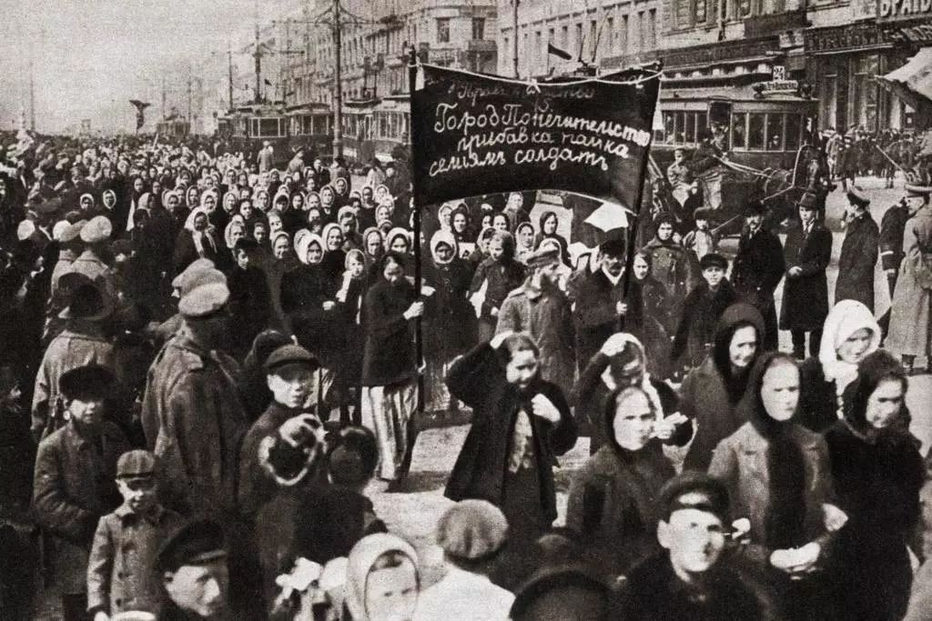 图为1917年3月8日,俄国妇女游行罢工,要求得到"面包与和平".