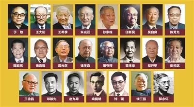 国庆50周年群众游行的观礼台上,刚刚被授予"两弹一星"功勋奖章的于敏