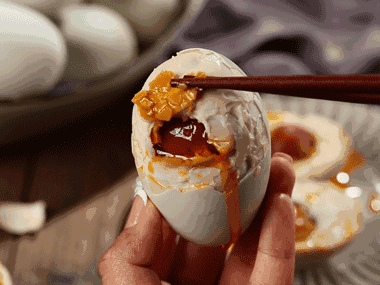 沙酥流油的咸鸭蛋个个都是双蛋黄过瘾