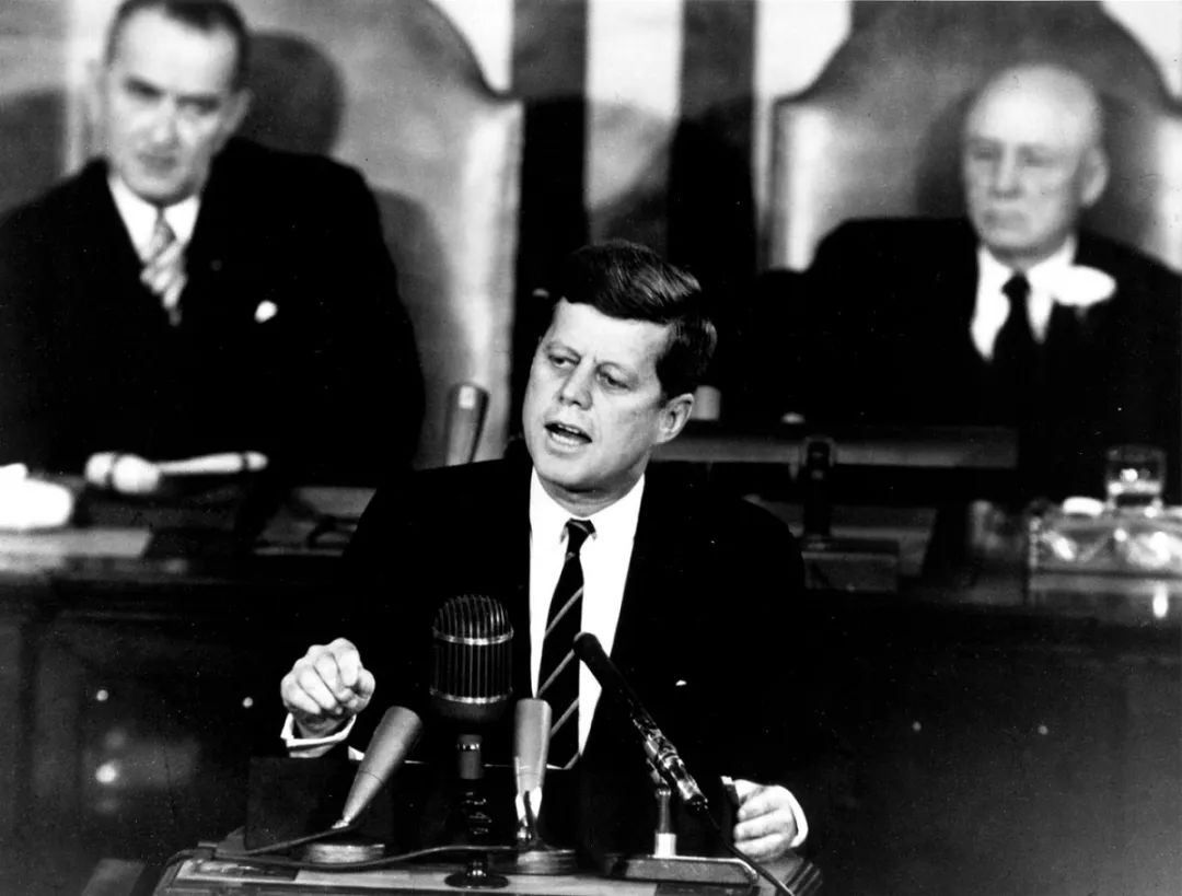 1961年5月25日,肯尼迪总统在国会上发表人类登月计划的演讲在实施过程