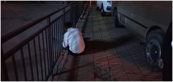 无其事,但是情绪压抑太久,晚上出来吃夜宵的时候,一瞬间情绪彻底崩溃