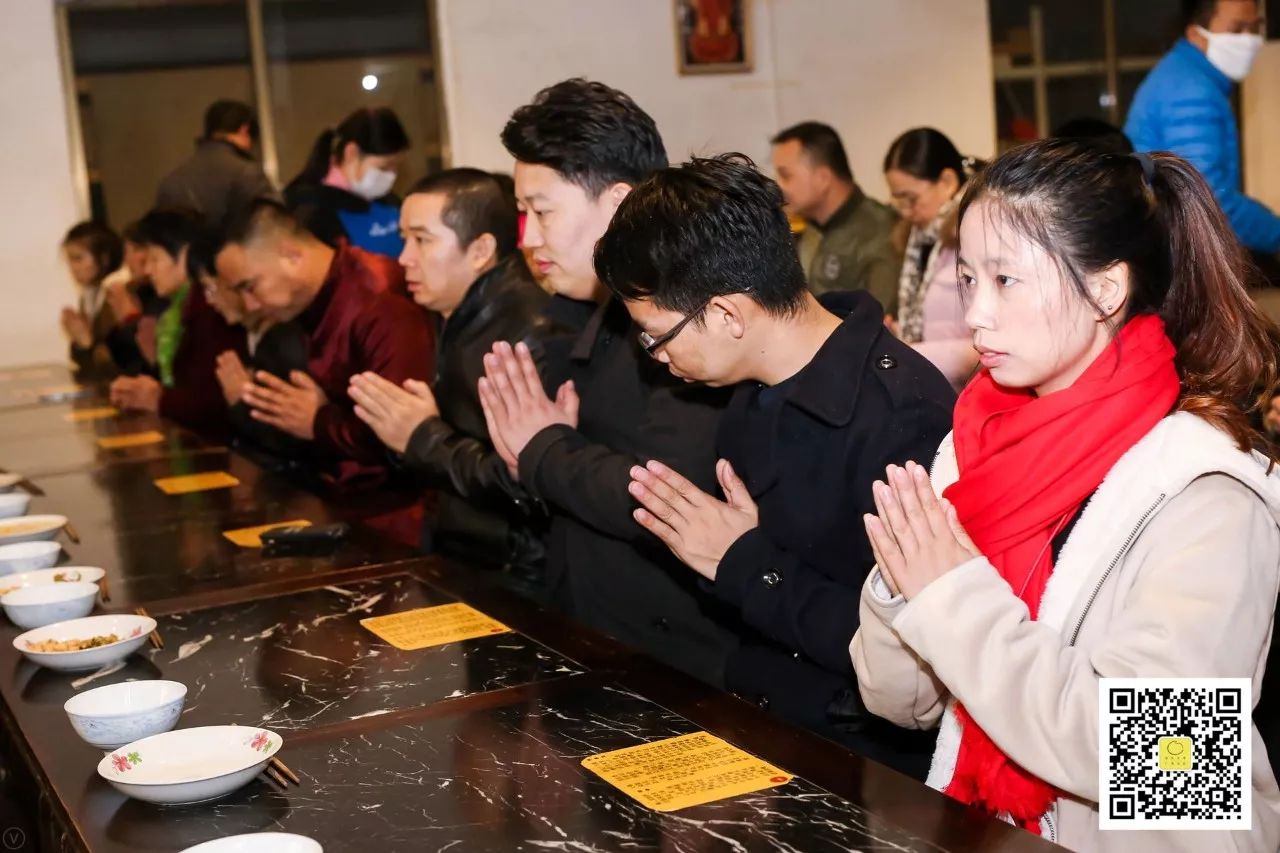 用斋期间,大家止语,关闭手机,端身正坐,以特定的手势对行堂人员表达