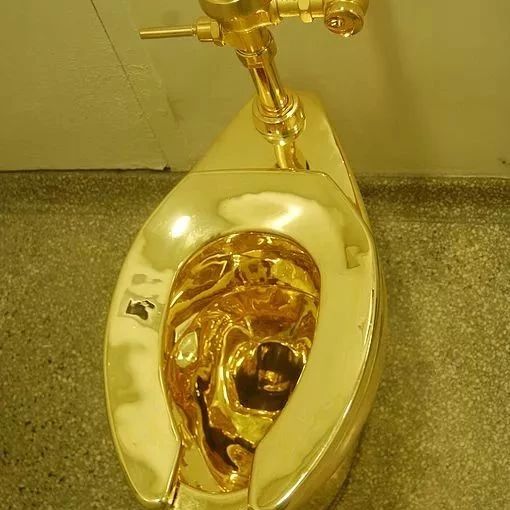 丘吉尔故居展出的18k金马桶被盗价值百万英镑