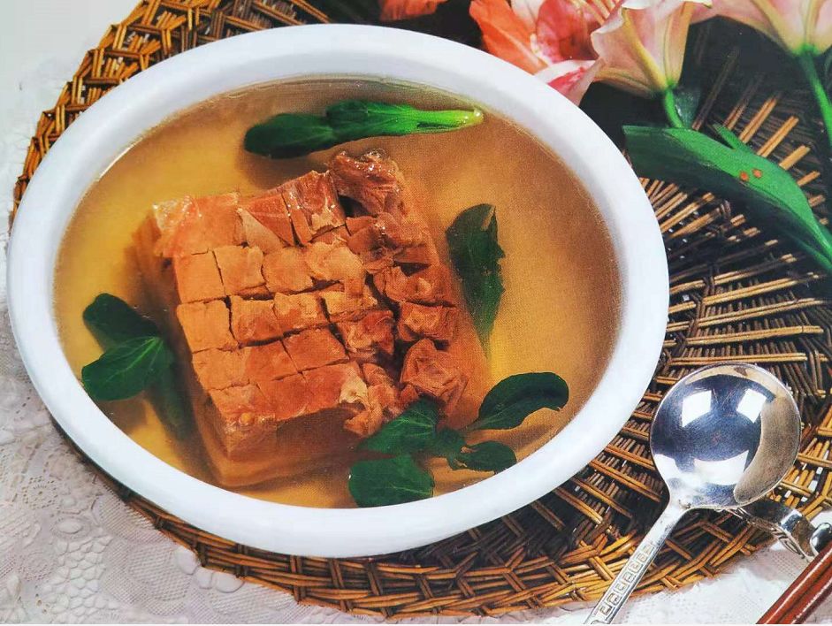 关于火腿的分档取料,浙江一般为"七分法",即小爪,朣儿,上腰,朣骨,中腰