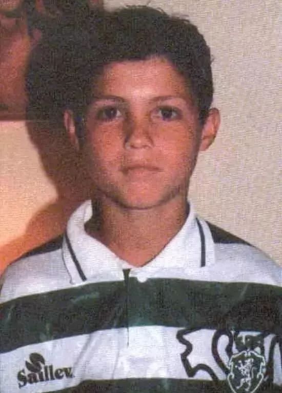 c罗告别从贫民窟到亿万球星强者都是雨中含泪奔跑的人