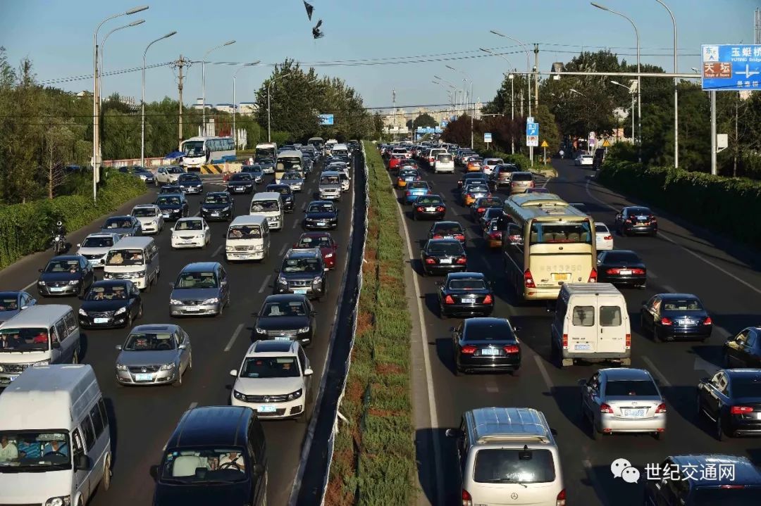一,城市道路交通安全风险挑战道路交通事故是威胁城市公共安全的重大