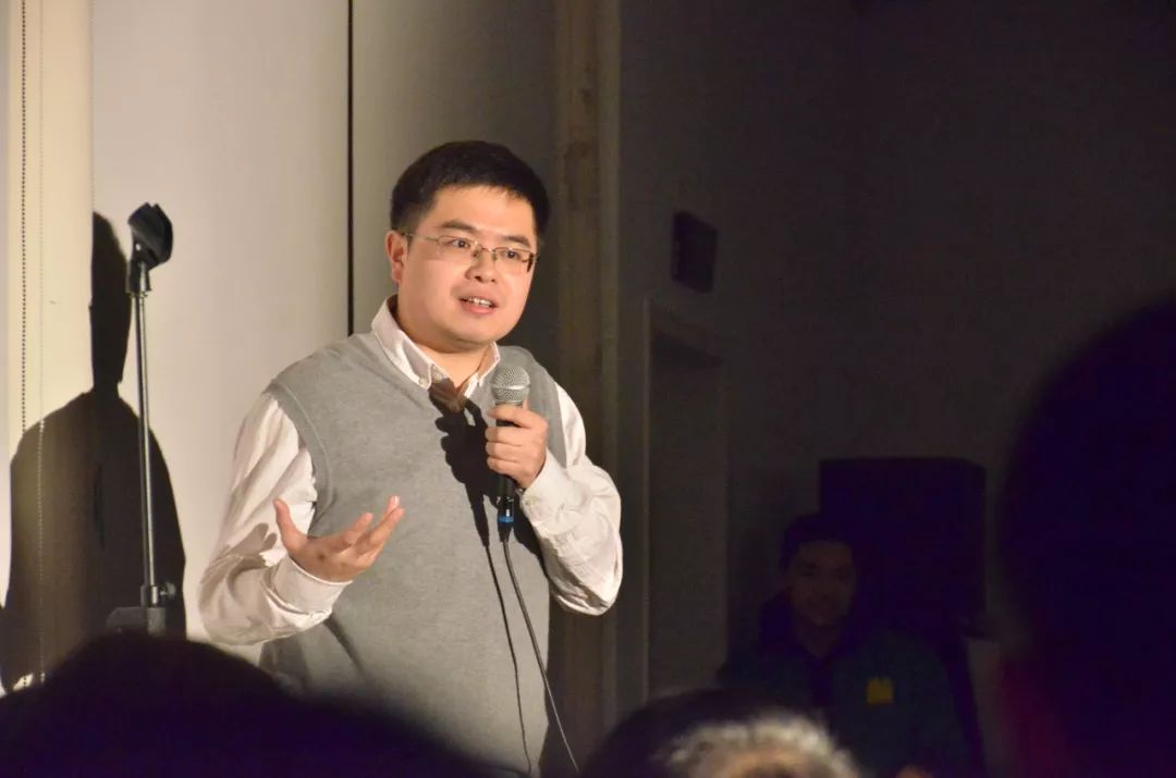 国家机关里的脱口秀演员