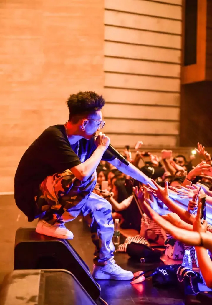 隔壁小艾原谅我这一生放荡不羁爱自由