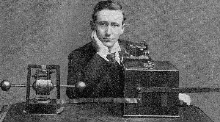 再后来,1895年,意大利人马可尼首次成功收发无线电电报