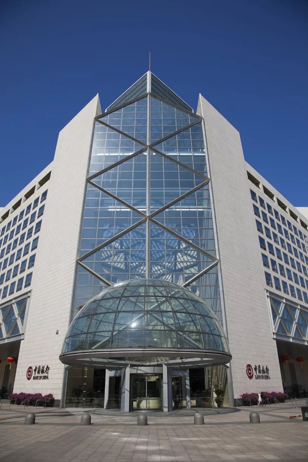 千禧年之后,贝聿铭又将自己最擅长的建筑风格运用到了中国银行总部