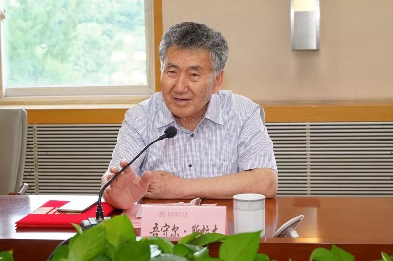 让千万少数民族群众跟上信息化潮流,迈入数字时代,是吾守尔毕生坚持的