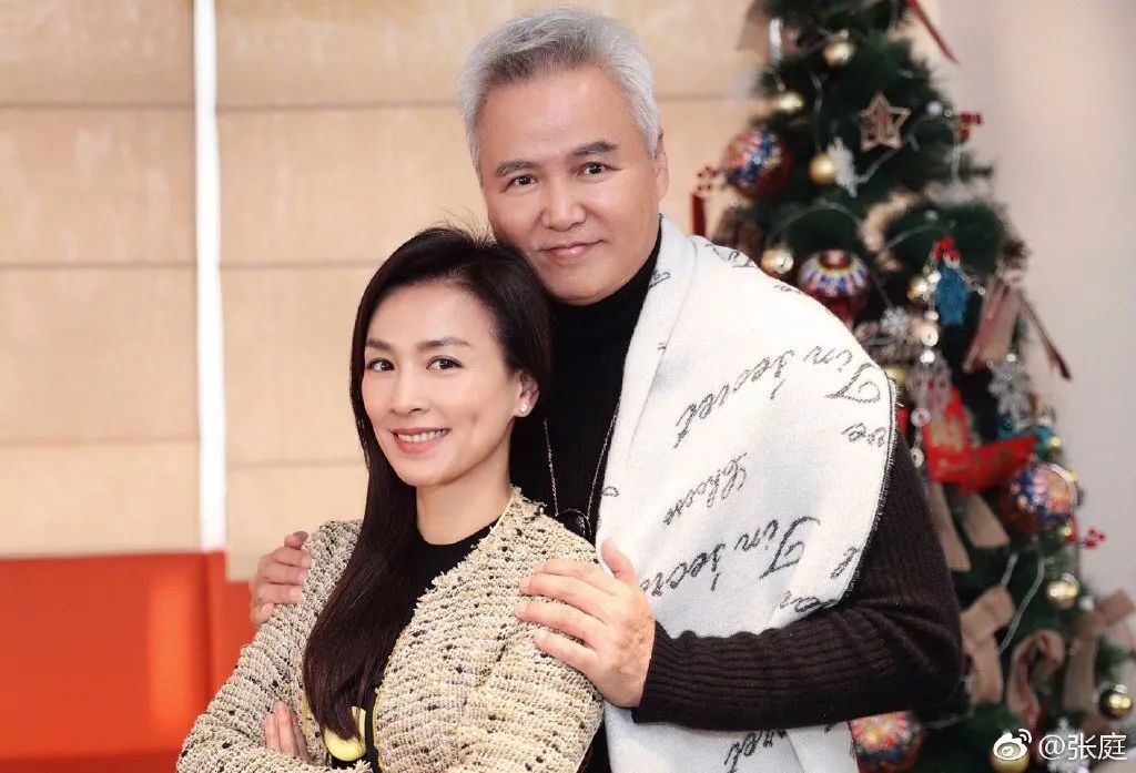 该公司的实际控制人是娱乐明星张庭与林瑞阳夫妇二人,主要经营化妆品