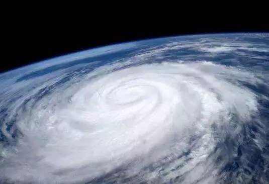 其它致命的飓风包括audrey,camille,diane,agnes,hazel,betsy,carol和