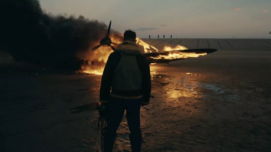 黑暗骑士崛起》 中的反派贝恩,《敦刻尔克》中的飞行员法瑞尔