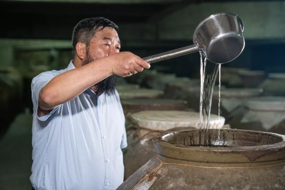 喝了这么多年白酒你真的喝对了吗酒厂酿酒大师揭秘白酒内幕