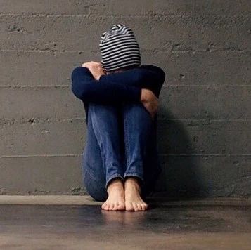 成年人情绪的崩溃都是悄无声息的