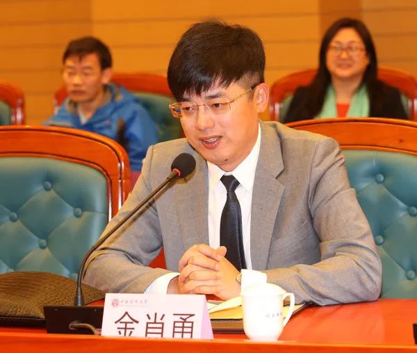 金肖甬是杭州爱大制药董事长兼总经理金彪的儿子.