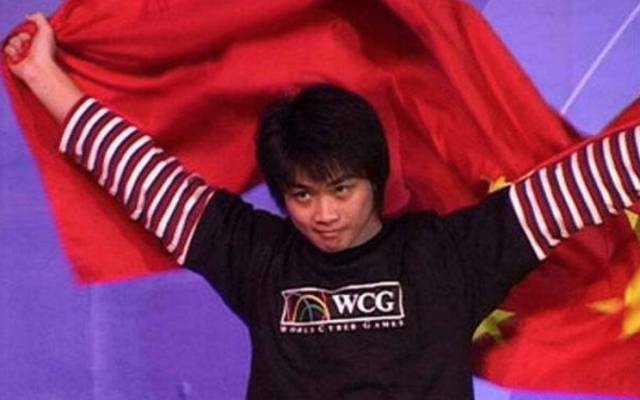 身披国旗站上讲台的 sky毕竟如果连饭都吃不饱电脑都买不起宽带费都交