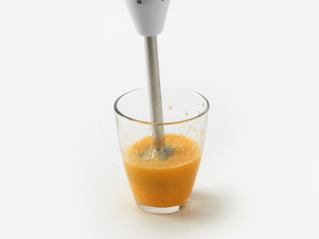 它共有3个配件:切碎器,研磨器,打蛋器.