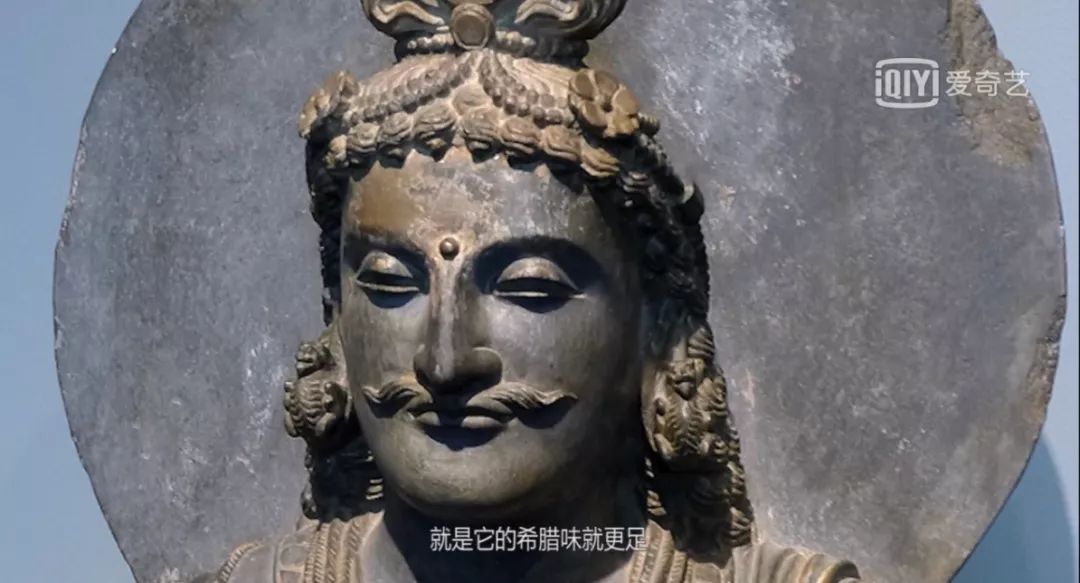鼻梁高挺,眼窝深邃,眉目端庄,头发呈波浪形而有顶髻,身着希腊式服装