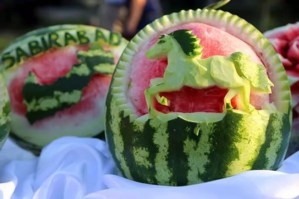 虽然这个西瓜节本质是为了宣传当地农产品以及带动瓜农积极性,但也