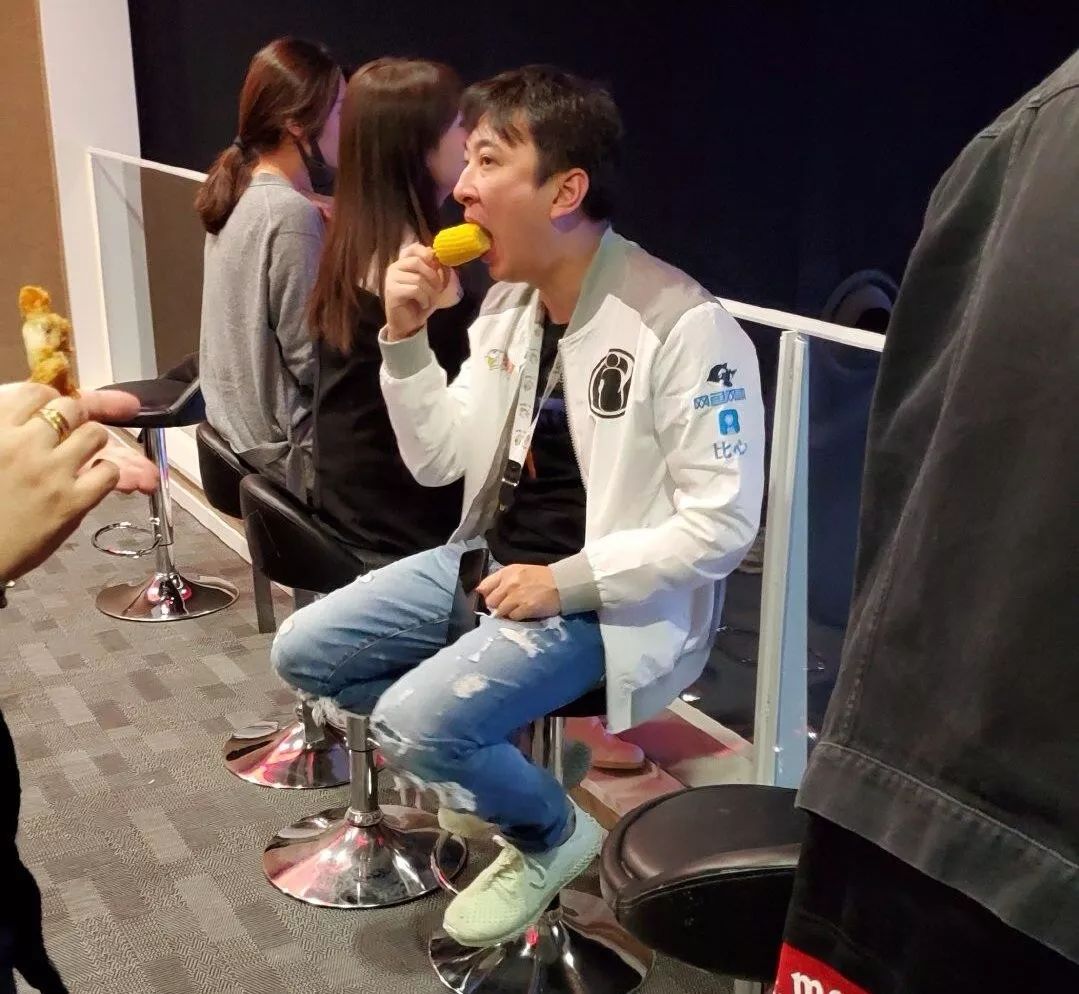 王思聪吃玉米再上热搜情侣头像了解一下唠氪儿