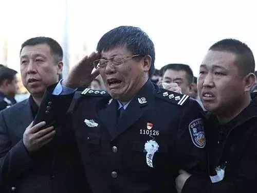 惯犯时身负重伤不幸牺牲,年仅30岁,同为人民警察的父亲白发人送黑发人