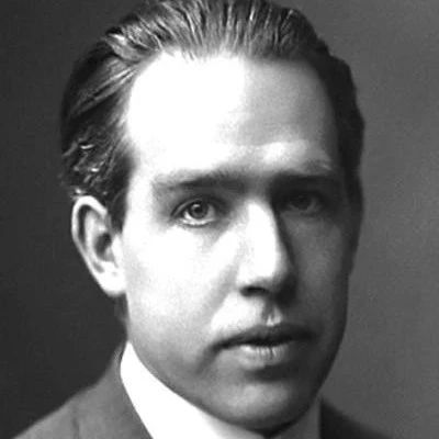 哥本哈根学派创始人:不会踢足球的物理学家不是一个