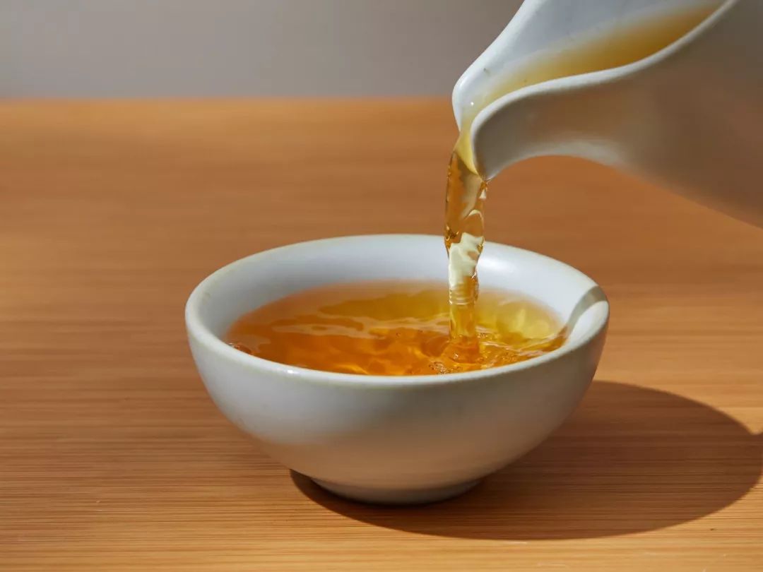 正山小种的茶汤呈深红色,而金骏眉的茶汤金黄澈亮,晶莹剔透,还有金圈.